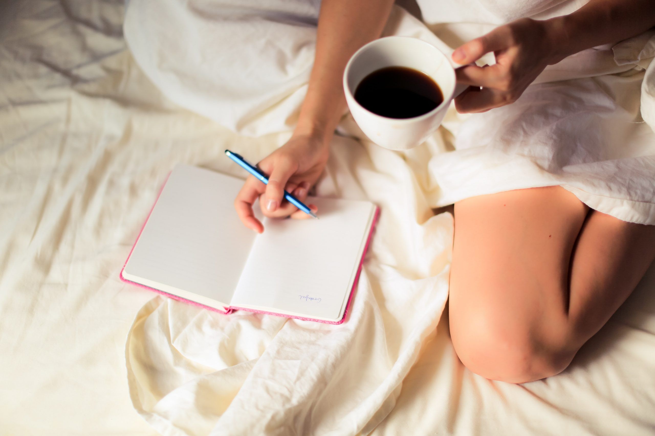 Imagen de una chica anotando información en una libreta